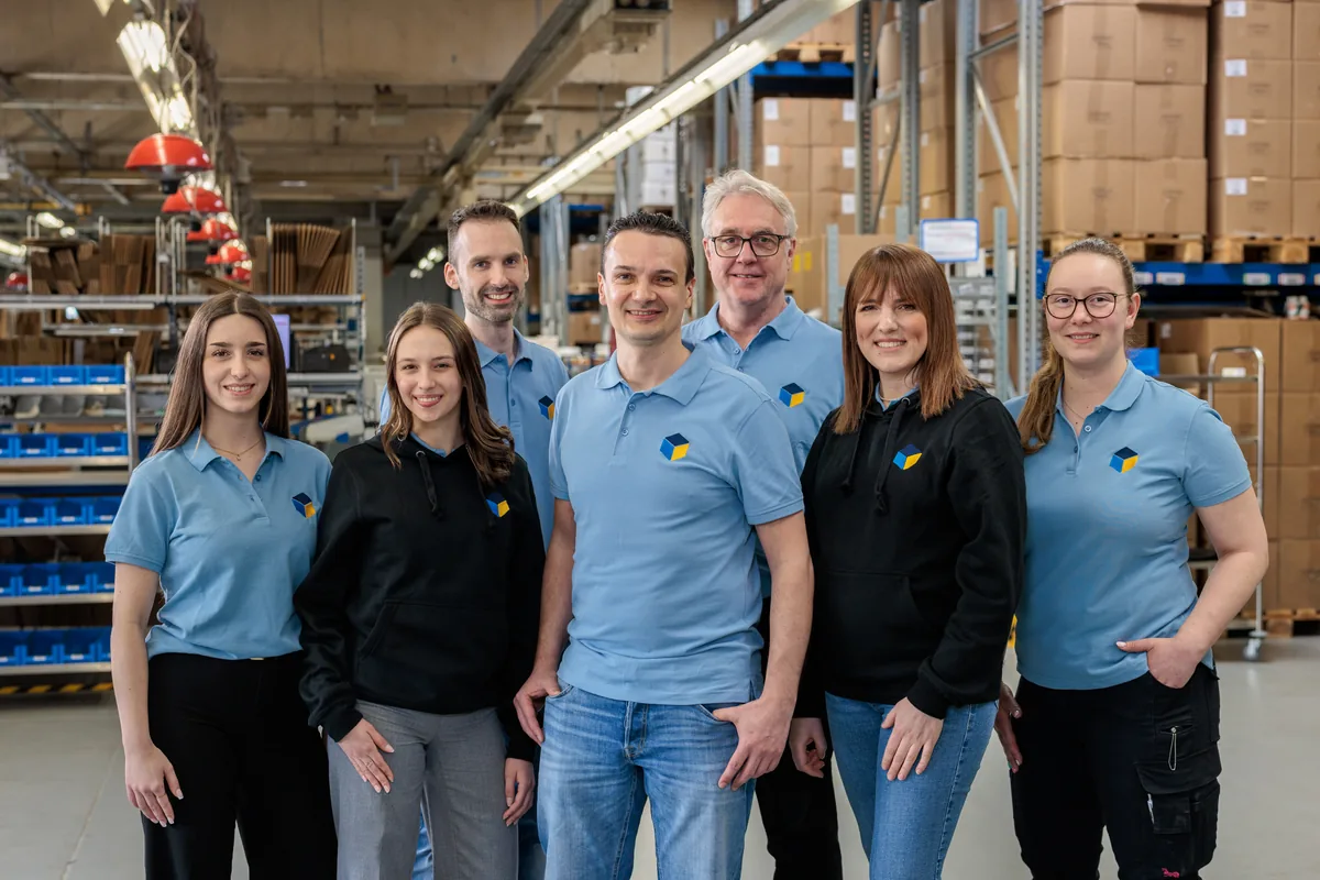 Das LCR-Team gemeinsam im Lager, mit unseren Mitarbeiterinnen vorne im Bild